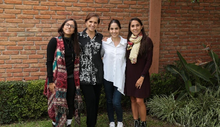  Dolores con sus hijas, Claudia, Mariana y Sofía Díaz de León Lastras.