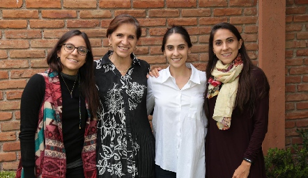  Dolores con sus hijas, Claudia, Mariana y Sofía Díaz de León Lastras.