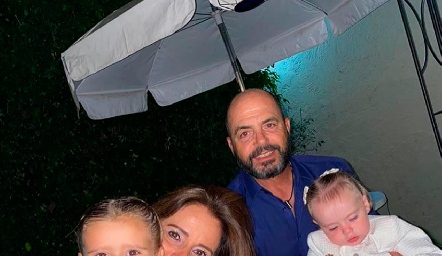  Maru y Jepo Mahbub con sus lindas nietas Ángeles y Daniela.