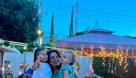  Maru Martínez de Mahbub con sus nietas Ángeles y Daniela.