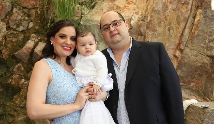  Paola Arévalo y Rodrigo Enríquez con su hija Catalina.