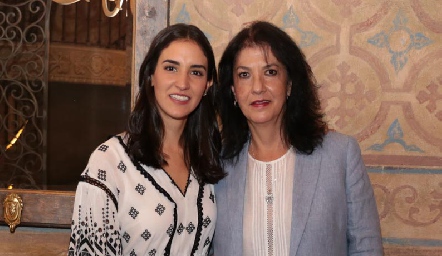 Paulina con su mamá y Tere Ramírez de Torres.