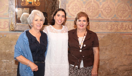  Paola Córdova con sus abuelas Rebeca Mendizábal y Rosario de González.