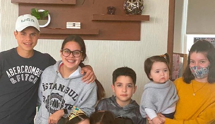  Sofía Villaseñor con sus primos.