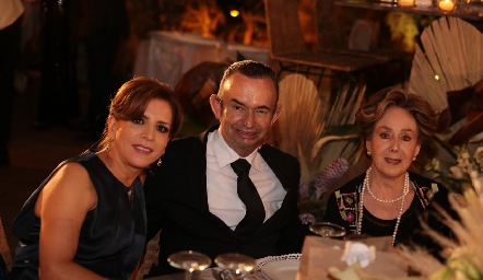  Ana Emelia Tobías, Alejandro Pérez y Laura Muñiz.