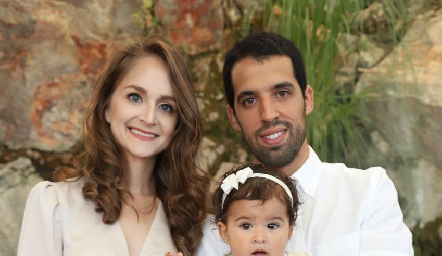  Ivonne Guajardo y Alejandro Romo con su hija María.
