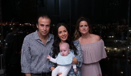  Mauricio Lizaola, Fátima Alonso, Alejandra Celis con su ahijado Bosco.