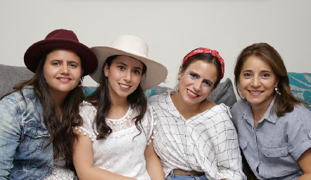  Carmen Autrique, Paola Córdova, Maite Autrique y Rebeca Córdova.