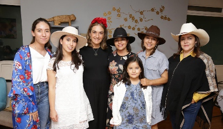  Roberta Ortiz, Paola Córdova, Gabriela Bárcena, Marilupe, Montse y Keka Córdova con Gaby Carreón.