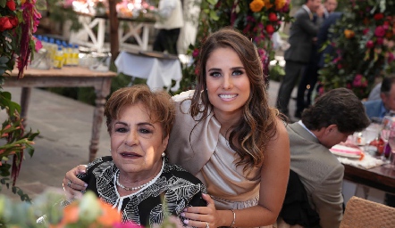  Nuria con su abuela Luz María Hernández de Serna.