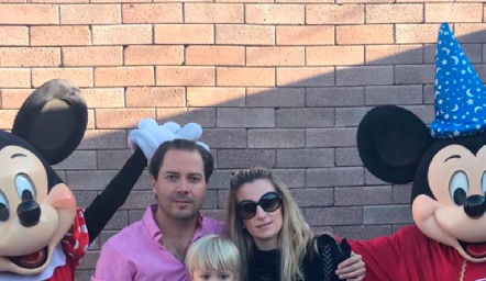  Luis Fernando con sus papás Luis Fernando Romero y Cristina Ocejo.