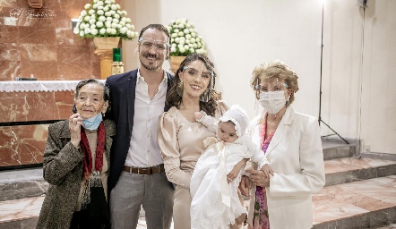  Martina con sus papás y sus bisabuelas maternas.