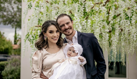  Adri de la Maza y Pato Valle con su hija Martina.