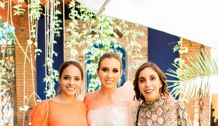  La novia con sus primas, Fernanda Paredes, Paty Dantuñano y Daniela Paredes.