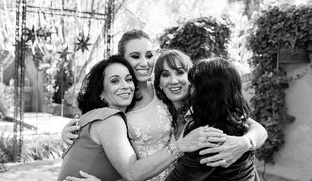  Las hermanas Espinosa, Adriana, Paty y Pituca con la novia Paty Dantuñano Espinosa.