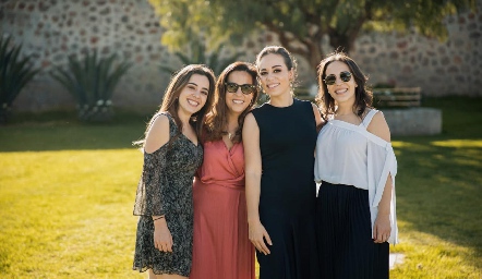  La novia con sus hermanas, Eugenia, Ana Isa, Fernanda y Sofía Torres Acosta.
