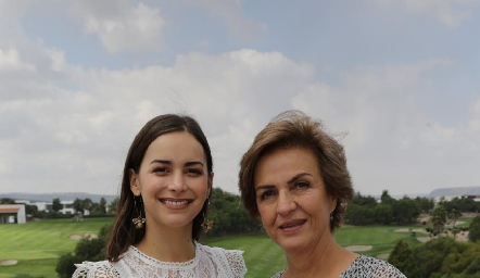 Claudia Dibildox con su mamá Claudia González.