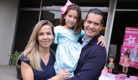 Marcela Torres y Sergio Zapata con su hija Alexia.