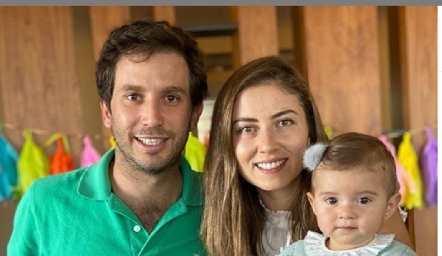 Andrés Torres y Elizabeth Treviño con su hija Paula.