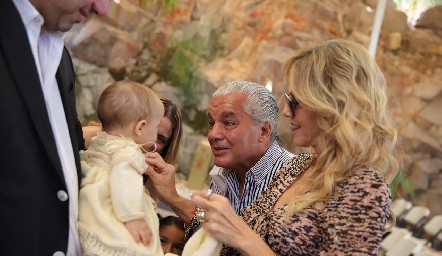  Elías con sus abuelos Jorge y Eleida Torres.