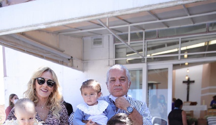 Eleida y Jorge Torres con sus nietos.