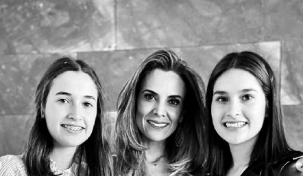  Daniela con sus hijas Camila y Sofía Garza.