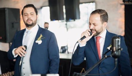  Los hermanos Fernando y Juan José Dibildox cantando.