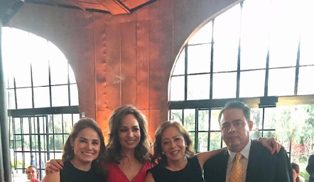  Patricia, Ana Luisa, Gloria, Quico, Pilar y Laura Acosta con Liliana Álvarez.