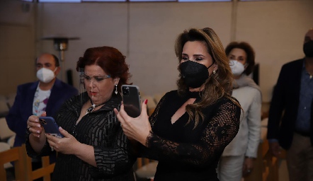  Las orgullosas abuelas, Laura Rodríguez y Bertha Barragán.