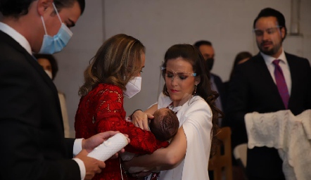  Roberto con su mamá y madrina.