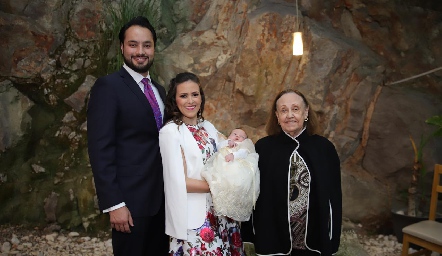  Roberto con sus papás Roberto Alcalde, Laura Cadena y su bisabuela Evelina Malacara.