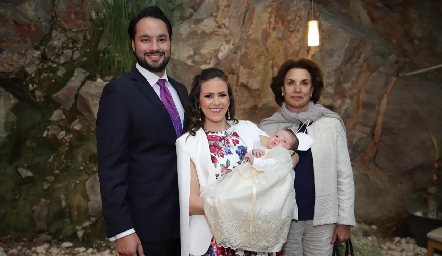  Roberto con sus papás Roberto Alcalde, Laura Cadena y su bisabuela Martha Quezada.