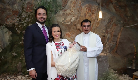  Roberto con sus papás y el padre Salvador.