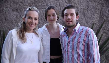  Maricarmen Ayala con sus hijos Mariana y Óscar Mendizábal.
