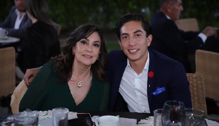  Laura Mitre, mamá de la novia con su hijo Andrés Rodríguez.