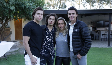  Mónica Torres con sus hijos, Óscar, Juan Pablo y Jaime Ruiz.