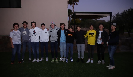  Mau con sus amigos.
