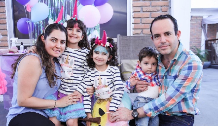  Marcela Zapata y Alan Ávila con sus hijos.
