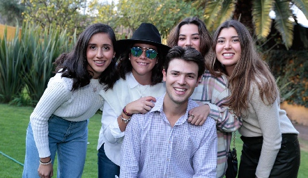  Pablo con sus amigas.
