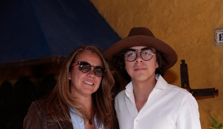  Sue Villasuso con su hijo.