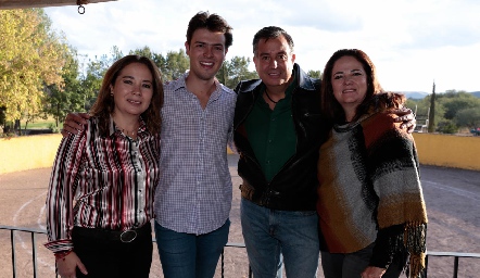  Alejandra Gordoa, Pablo Labastida, Roberto Michel y Paulina Gordoa.
