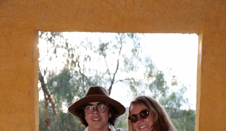  Sue Villasuso con su hijo.