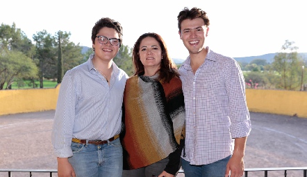  Paulina Gordoa con sus hijos Álvaro y Pablo Labastida.