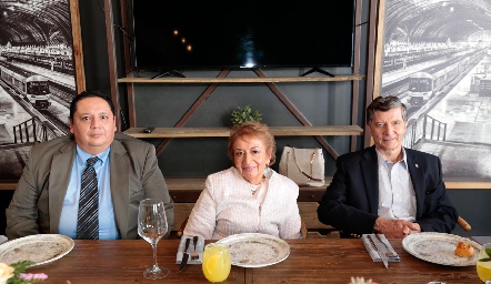  Alonso Arenas, Julieta Flores y José Antonio Correa.