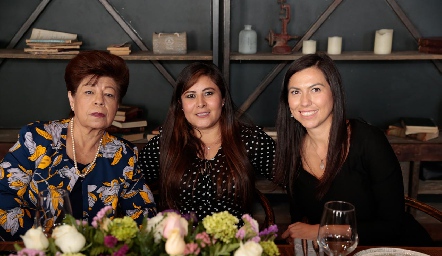  Olivia Gómez, Mercedes Pérez y Vanesa de la Cruz.