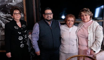  Rosa Bertha Flores, Ricardo Cázares, Julieta Flores y Martha Patricia Arenas.