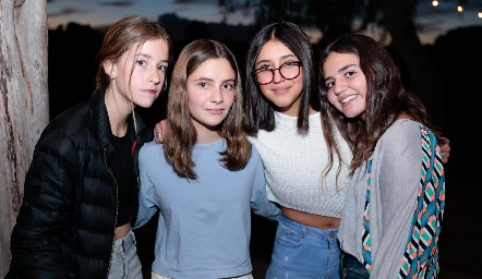  Camila, Cayetana, Yamilet y Mía.