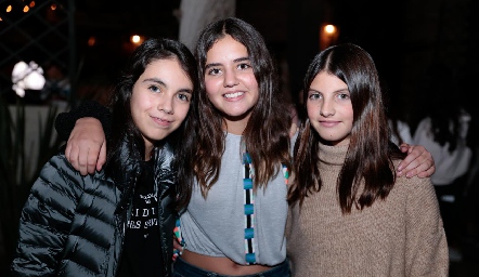  Camila, Mía y Roberta.