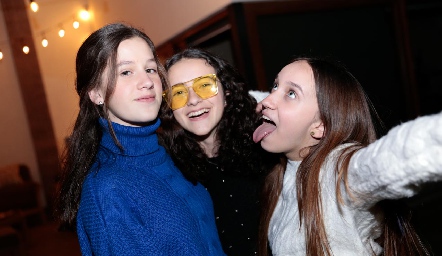  Mariana, Montse y Brenda.