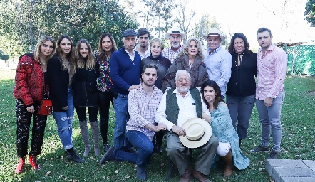 Guillermo Pizzuto con sus hijos y nietos.